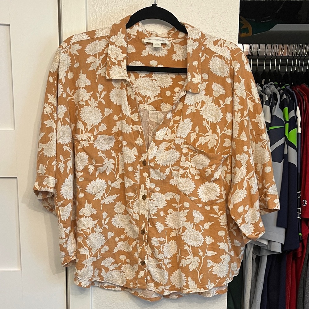 Treasure & Bond Floral Button-Down Shirt & Shorts in Tan and White